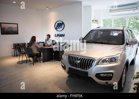 San Isidro (Argentine). Apr 26, 2016. Un client parle avec Martin Falconi(R), gestionnaire d'une boutique de concessionnaire auto marque chinoise Lifan, dans la ville de San Isidro, à 30 km de Buenos Aires, capitale de l'Argentine, le 26 avril 2016. Lifan l'Argentine a annoncé en mars l'ouverture de son réseau de concessionnaires et le début de la commercialisation de ses Lifan SUV X60 1,8 MT plus complet. © Martin Zabala/Xinhua/Alamy Live News Banque D'Images