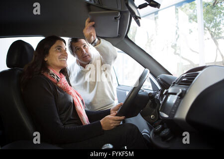 San Isidro (Argentine). Apr 26, 2016. Un client parle avec Martin Falconi(R), gestionnaire d'une boutique de concessionnaire auto marque chinoise Lifan, dans la ville de San Isidro, à 30 km de Buenos Aires, capitale de l'Argentine, le 26 avril 2016. Lifan l'Argentine a annoncé en mars l'ouverture de son réseau de concessionnaires et le début de la commercialisation de ses Lifan SUV X60 1,8 MT plus complet. © Martin Zabala/Xinhua/Alamy Live News Banque D'Images