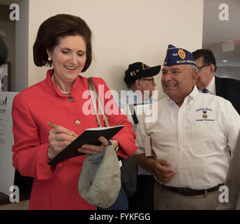 Lynda Johnson Robb, fille de l'ancien président américain Lyndon Baines Johnson (LBJ) accueille les anciens combattants du Vietnam à la Bibliothèque LBJ. Banque D'Images