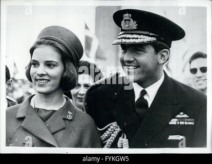 1963 - Le Constantine arrive à Copenhague pour recueillir sa future épouse - La Princesse Anne - Marie. Le roi Constantin de Grèce est arrivé aujourd'hui à Copenhague pour réclamer ses 18 ans, mariée, la Princesse Anne-Marie pour leur mariage à Athènes le Vendredi, Septembre 18th. Pour les trois jours, la ville va être deeked gaiement avec drapeaux danois et grecs dans un spectaculaire adieu à la princesse, le plus jeune des trois filles du roi danois - et le premier à wad.Photo montre le Roi Constantin et la Princesse Anne-Marie vu à l'aéroport de Copenhague à très heureux. (Crédit Image : © Keystone Photos USA/ZUMAPRES Banque D'Images