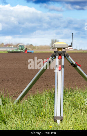 Hesketh Bank, Lancashire, Royaume-Uni. 27 avril 2016. Météo France : les agriculteurs dans le saladier de Lancashire sont retenus dans la production de cultures de salade en raison de la poursuite de l'froid qui est la restriction de la croissance. La région est un gros employeur de travailleurs immigrants étrangers et ressortissants de l'UE qui sont limités à la durée du travail qui est d'avoir un effet sur l'effet à l'économie locale. Les agriculteurs continuent de planter sous un régime de protection en molleton la navigation par satellite. Credit : Cernan Elias/Alamy Live News Banque D'Images