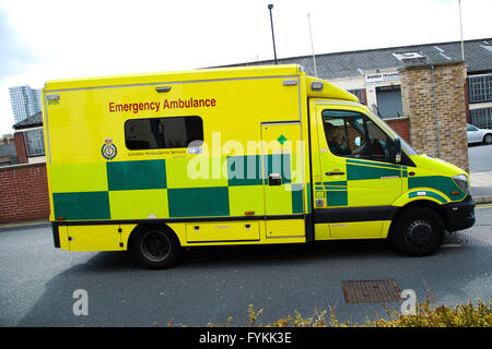 Le nord de Londres, 27 avril 2016 - Une ambulance quitte North Middlesex Hospital au cours de la deuxième journée de la grève des médecins à Londres. Les médecins à North Middlesex Hospital, Edmonton, au nord de Londres, au jour 2 de leur première grève tous dans l'histoire du NHS pour protester contre l'imposition d'un nouveau contrat. Credit : Dinendra Haria/Alamy Live News Banque D'Images