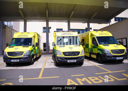 Le nord de Londres, 27 avril 2016 - en attente d'ambulance dans le département de A&E North Middlesex Hospital pendant la grève des médecins à Londres. Les médecins à North Middlesex Hospital, Edmonton, au nord de Londres, au jour 2 de leur première grève tous dans l'histoire du NHS pour protester contre l'imposition d'un nouveau contrat. Credit : Dinendra Haria/Alamy Live News Banque D'Images