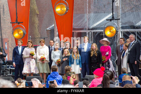 Zwolle, 27-04-2016 SM le Roi Willem-Alexander, SM la Reine Maxima, la princesse Amalia, La Princesse Alexia, La Princesse Ariane et à d'autres membres de la famille Royale Néerlandaise assiste à la célébration de ( Koningsdag )de la fête du Roi à Zwolle PRE/Albert Nieboer/Pays-Bas OUT Banque D'Images