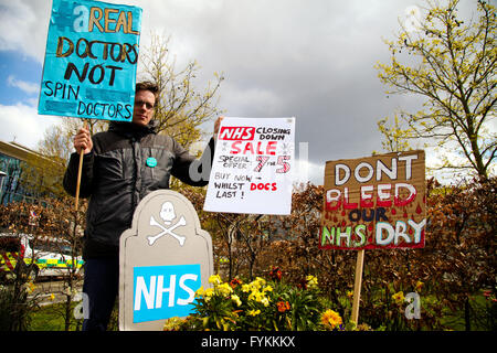 C Middlesex Hospital, Londres, 27 avril 2016 Les médecins Au jour 2 de leur première grève tous © Dinendra Haria/Alamy Live News Banque D'Images