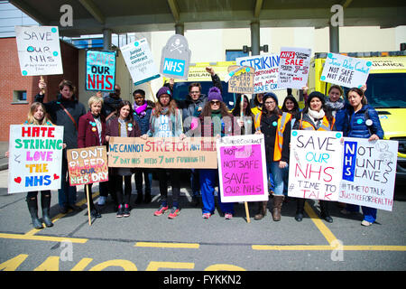 C Middlesex Hospital, Londres, 27 avril 2016 Les médecins Au jour 2 de leur première grève tous © Dinendra Haria/Alamy Live News Banque D'Images