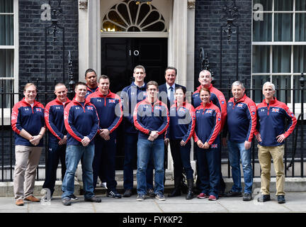 London 27 avril 2016 Le Premier ministre David Cameron rencontre les membres de l'équipe des Jeux UK Invictus à Downing Street. L'équipe sont en raison de prendre part à l'événement à Orlando en mai. Credit : Alan D'Ouest/Alamy Live News Banque D'Images