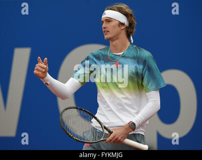 Munich, Allemagne. Apr 27, 2016. L'Allemagne Alexander Zverev durant son match contre des gestes Jaziri de la Tunisie au tournoi de tennis ATP à Munich, Allemagne, 27 avril 2016. Photo : ANGELIKA WARMUTH/dpa/Alamy Live News Banque D'Images