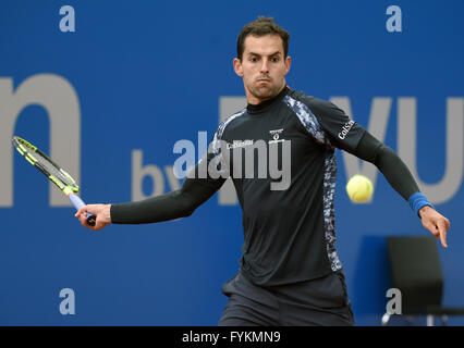 Munich, Allemagne. Apr 27, 2016. Santiago Giraldo de Colombie joue contre Thiem d'Autriche au cours de l'ATP Tennis tournoi dans Munich, Allemagne, 27 avril 2016. Photo : ANGELIKA WARMUTH/dpa/Alamy Live News Banque D'Images