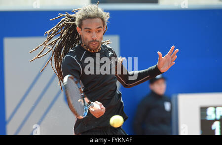 Munich, Allemagne. Apr 27, 2016. Dustin Brown de l'Allemagne joue contre Del Potro de l'Argentine au cours de l'ATP Tennis tournoi dans Munich, Allemagne, 27 avril 2016. Photo : ANGELIKA WARMUTH/dpa/Alamy Live News Banque D'Images
