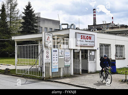 L'entreprise ouvre de nouvelles bandes SILON en non tissé d'une valeur de chaîne de production KC300m pour produire des fibres de polyester recyclé à partir de bouteilles en PET Plana nad Luznici, République tchèque, le 27 avril 2016. (Photo/CTK Vaclav Pancer) Banque D'Images