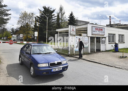 L'entreprise ouvre de nouvelles bandes SILON en non tissé d'une valeur de chaîne de production KC300m pour produire des fibres de polyester recyclé à partir de bouteilles en PET Plana nad Luznici, République tchèque, le 27 avril 2016. (Photo/CTK Vaclav Pancer) Banque D'Images