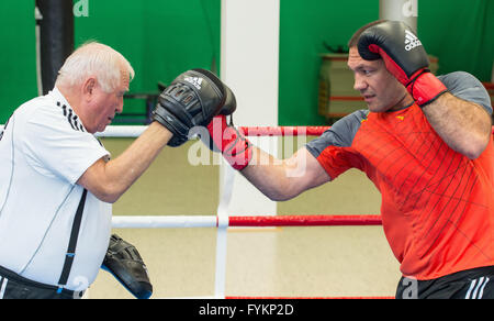 Allemagne, Kienbaum. Apr 27, 2016. Kubrat Pulev Boxer (R) et son entraîneur Ulli Wegner train dans le Centre national de formation en Allemagne, Kienbaum, 27 avril 2016. Pulev s lutte contre Dereck Chisora de l'Angleterre à la "Kampf der Giganten' (bataille des Géants) Le 07 mai 2015 dans le Barclaycard Arena de Hambourg. Photo : PATRICK PLEUL/dpa/Alamy Live News Banque D'Images