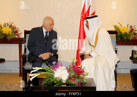 Le Caire, Égypte. Apr 27, 2016. Secrétaire général de la Ligue arabe, Nabil Elaraby rencontre avec le Roi de Bahreïn, Hamad bin Issa al-Khalifa dans la Capitale Le Caire, le 27 avril 2016 : crédit étranger/APA/Images/fil ZUMA Alamy Live News Banque D'Images