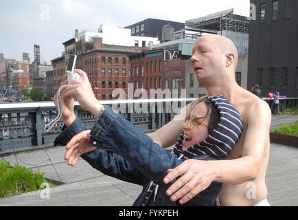 New York, USA. Apr 26, 2016. Photographies d'une jeune femme elle-même avec un somnambule bronze sculpture à New York, USA, 26 avril 2016. La sculpture très réaliste d'un homme en caleçon de somnambulisme visiteurs chicanes dans un parc à New York. Artiste Tony Matelli baptisé son bronze peint morceau 'Sleepwalker, ' qui peut être vu dans le parc High Line dans le sud-ouest de Manhattan. Photo : JOHANNES SCHMITT-TEGGE/dpa/Alamy Live News Banque D'Images