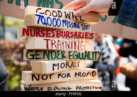 North Middlesex Hospital, Londres, Royaume-Uni. Apr 27, 2016 - Les médecins à North Middlesex Hospital, Edmonton, au nord de Londres, au jour 2 de leur première grève tous dans l'histoire du NHS pour protester contre l'imposition d'un nouveau contrat. Credit : Dinendra Haria/Alamy Live News Banque D'Images