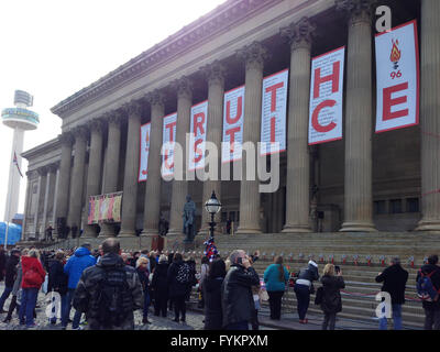 Liverpool, Royaume-Uni. 27 avril, 2016. Les foules se rassemblent sous le signe de la vérité et de la Justice du St George's Hall, Liverpool après la campagne de 27 ans par les familles de victimes, et maintenant la décision que le 96 fans de football qui sont morts à la suite d'un écrasement dans le désastre de Hillsborough ont été illégalement tués. Credit : Kathryn Hext/Alamy Live News Banque D'Images