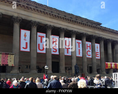 Liverpool, Royaume-Uni. 27 avril, 2016. Les foules se rassemblent sous le signe de la vérité et de la Justice du St George's Hall, Liverpool après la campagne de 27 ans par les familles de victimes, et maintenant la décision que le 96 fans de football qui sont morts à la suite d'un écrasement dans le désastre de Hillsborough ont été illégalement tués. Credit : Kathryn Hext/Alamy Live News Banque D'Images