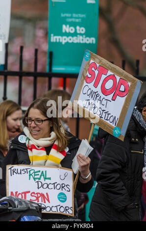 Tooting, Londres, Royaume-Uni. Apr 27, 2016. Les médecins en scène une heure complète 48 grève pour protester contre des contrats proposés par le gouvernement le 26 mai à 27e. Sur la photo : médecins du St George's Hospital, Tooting, London Crédit : © Michael Gibson/Alamy Live News Banque D'Images