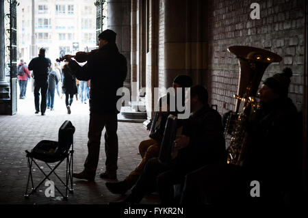 Amsterdam, Pays-Bas. Apr 27, 2016. Des centaines de milliers de personnes dans les Pays-Bas célèbrent la fête du Roi aujourd'hui, alors que de nombreuses villes se transformer en un marché aux puces géant avec un parti aux couleurs d'orange à chaque coin de rue. Le roi Willem-Alexander et sa famille sont à Zwolle pour les festivités. Credit : Romy Arroyo Fernandez/Alamy Live News. Banque D'Images