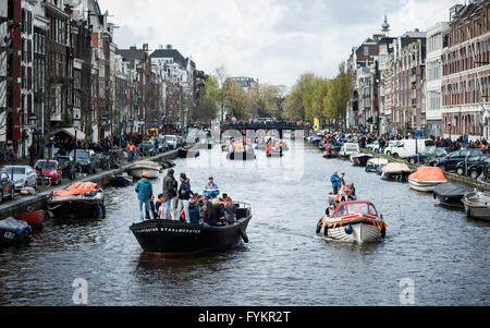 Amsterdam, Pays-Bas. Apr 27, 2016. Des centaines de milliers de personnes dans les Pays-Bas célèbrent la fête du Roi aujourd'hui, alors que de nombreuses villes se transformer en un marché aux puces géant avec un parti aux couleurs d'orange à chaque coin de rue. Le roi Willem-Alexander et sa famille sont à Zwolle pour les festivités. Credit : Romy Arroyo Fernandez/Alamy Live News. Banque D'Images