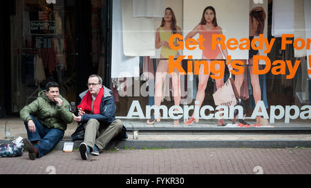 Amsterdam, Pays-Bas. Apr 27, 2016. Des centaines de milliers de personnes dans les Pays-Bas célèbrent la fête du Roi aujourd'hui, alors que de nombreuses villes se transformer en un marché aux puces géant avec un parti aux couleurs d'orange à chaque coin de rue. Le roi Willem-Alexander et sa famille sont à Zwolle pour les festivités. Credit : Romy Arroyo Fernandez/Alamy Live News. Banque D'Images