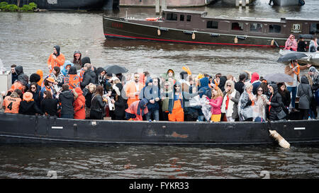 Amsterdam, Pays-Bas. Apr 27, 2016. Des centaines de milliers de personnes dans les Pays-Bas célèbrent la fête du Roi aujourd'hui, alors que de nombreuses villes se transformer en un marché aux puces géant avec un parti aux couleurs d'orange à chaque coin de rue. Le roi Willem-Alexander et sa famille sont à Zwolle pour les festivités. Credit : Romy Arroyo Fernandez/Alamy Live News. Banque D'Images