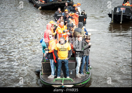 Amsterdam, Pays-Bas. Apr 27, 2016. Des centaines de milliers de personnes dans les Pays-Bas célèbrent la fête du Roi aujourd'hui, alors que de nombreuses villes se transformer en un marché aux puces géant avec un parti aux couleurs d'orange à chaque coin de rue. Le roi Willem-Alexander et sa famille sont à Zwolle pour les festivités. Credit : Romy Arroyo Fernandez/Alamy Live News. Banque D'Images