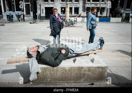 Amsterdam, Pays-Bas. Apr 27, 2016. Des centaines de milliers de personnes dans les Pays-Bas célèbrent la fête du Roi aujourd'hui, alors que de nombreuses villes se transformer en un marché aux puces géant avec un parti aux couleurs d'orange à chaque coin de rue. Le roi Willem-Alexander et sa famille sont à Zwolle pour les festivités. Credit : Romy Arroyo Fernandez/Alamy Live News. Banque D'Images