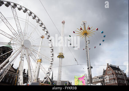 Amsterdam, Pays-Bas. Apr 27, 2016. Des centaines de milliers de personnes dans les Pays-Bas célèbrent la fête du Roi aujourd'hui, alors que de nombreuses villes se transformer en un marché aux puces géant avec un parti aux couleurs d'orange à chaque coin de rue. Le roi Willem-Alexander et sa famille sont à Zwolle pour les festivités. Credit : Romy Arroyo Fernandez/Alamy Live News. Banque D'Images