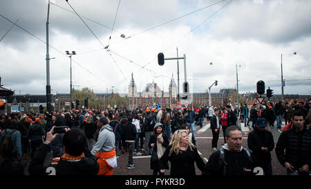 Amsterdam, Pays-Bas. Apr 27, 2016. Des centaines de milliers de personnes dans les Pays-Bas célèbrent la fête du Roi aujourd'hui, alors que de nombreuses villes se transformer en un marché aux puces géant avec un parti aux couleurs d'orange à chaque coin de rue. Le roi Willem-Alexander et sa famille sont à Zwolle pour les festivités. Credit : Romy Arroyo Fernandez/Alamy Live News. Banque D'Images