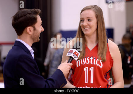 Washington, DC, USA. Apr 27, 2016. 20160427 - Washington Mystics avant ALLY MALOTT (11) est interviewé au cours de la Journée des médias mystiques Verizon Center à Washington. © Chuck Myers/ZUMA/Alamy Fil Live News Banque D'Images
