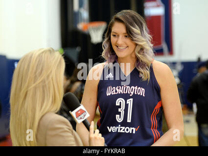 Washington, DC, USA. Apr 27, 2016. 20160427 - Washington Mystics center STEFANIE DOLSON (31) est interviewé au cours de la Journée des médias mystiques Verizon Center à Washington. © Chuck Myers/ZUMA/Alamy Fil Live News Banque D'Images