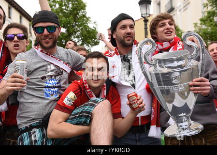 Madrid, Espagne. Apr 27, 2016. Près de 3 000 Bayern fans voyage à Madrid pour regarder le match de la Ligue des Champions entre l'Atlético de Madrid (Espagne) et le Bayern Munich (Allemagne) . Les partisans se rassemblent dans les rues autour de la Plaza Mayor, dans le centre de Madrid avant le jeu. © Jorge Sanz/Pacific Press/Alamy Live News Banque D'Images