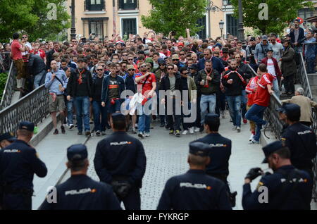 Madrid, Espagne. Apr 27, 2016. Près de 3 000 Bayern fans voyage à Madrid pour regarder le match de la Ligue des Champions entre l'Atlético de Madrid (Espagne) et le Bayern Munich (Allemagne) . Les partisans se rassemblent dans les rues autour de la Plaza Mayor, dans le centre de Madrid avant le jeu. © Jorge Sanz/Pacific Press/Alamy Live News Banque D'Images