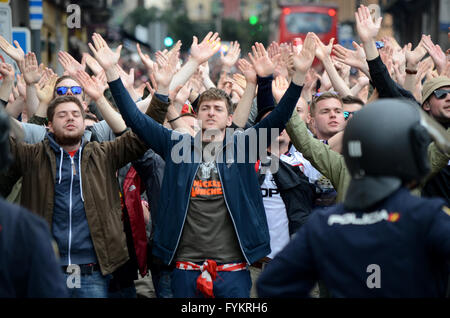 Madrid, Espagne. Apr 27, 2016. Près de 3 000 Bayern fans voyage à Madrid pour regarder le match de la Ligue des Champions entre l'Atlético de Madrid (Espagne) et le Bayern Munich (Allemagne) . Les partisans se rassemblent dans les rues autour de la Plaza Mayor, dans le centre de Madrid avant le jeu. © Jorge Sanz/Pacific Press/Alamy Live News Banque D'Images