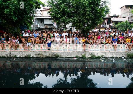 Aux Philippines. Apr 27, 2016. Duterte partisans s'asseoir et d'attendre sur le côté d'un canal à Malabon city. Le maire de la ville de Davao, et entraîner dans la course aux présidentielles, la position de Rodrigo Duterte, mène une campagne de rassemblement dans la ville de Malabon, au nord de Manille. © J Gerard Seguia/ZUMA/Alamy Fil Live News Banque D'Images