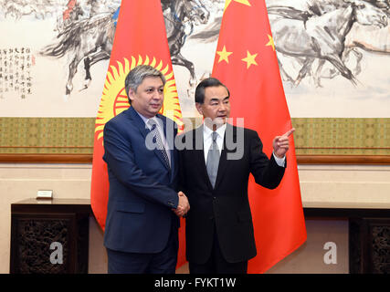 Beijing, Chine. Apr 27, 2016. Le Ministre chinois des affaires étrangères Wang Yi (R) rencontre avec le Ministre des affaires étrangères kirghize Erlan Abdyldaev à Beijing, capitale de Chine, le 27 avril 2016. © Zhang Ling/Xinhua/Alamy Live News Banque D'Images