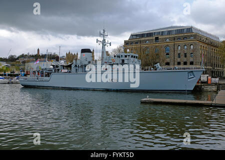 Bristol, Royaume-Uni. 27 avril 2016. HMS destiné au chasseur Atherstone amarrés dans le port flottant à Bristol au cours d'une visite à la ville. Le HMS Atherstone, une classe de navire de recherche de la lutte contre les mines, a été lancé en 1986 et a récemment rentré d'un déploiement dans le golfe Persique. Credit : Keith Ramsey/Alamy Live News Banque D'Images