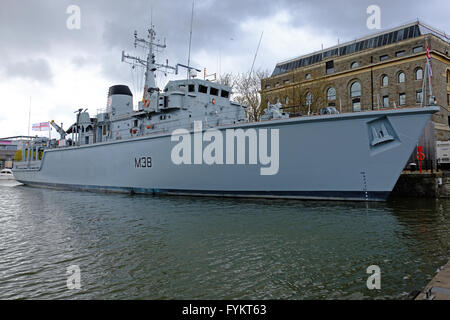 Bristol, Royaume-Uni. 27 avril 2016. HMS destiné au chasseur Atherstone amarrés dans le port flottant à Bristol au cours d'une visite à la ville. Le HMS Atherstone, une classe de navire de recherche de la lutte contre les mines, a été lancé en 1986 et a récemment rentré d'un déploiement dans le golfe Persique. Credit : Keith Ramsey/Alamy Live News Banque D'Images