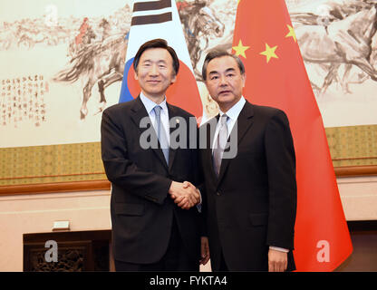 Beijing, Chine. Apr 27, 2016. Le Ministre chinois des affaires étrangères Wang Yi (R) rencontre avec le Ministre des affaires étrangères sud-coréen Yun Byung-se, à Beijing, capitale de la Chine, le 27 avril 2016. © Zhang Ling/Xinhua/Alamy Live News Banque D'Images