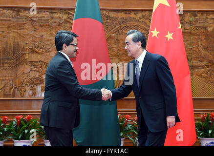 Beijing, Chine. Apr 27, 2016. Le Ministre chinois des affaires étrangères Wang Yi (R) rencontre avec le ministre d'État aux Affaires étrangères à Beijing, Shahriar Alam capitale de la Chine, le 27 avril 2016. © Zhang Ling/Xinhua/Alamy Live News Banque D'Images