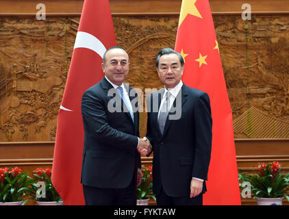 Beijing, Chine. Apr 27, 2016. Le Ministre chinois des affaires étrangères Wang Yi (à droite) rencontre son homologue turc Mevlut Cavusoglu à Beijing, capitale de Chine, le 27 avril 2016. © Zhang Ling/Xinhua/Alamy Live News Banque D'Images