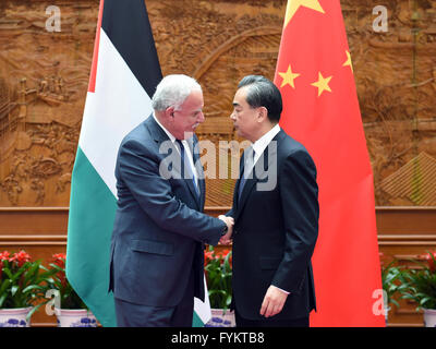 Beijing, Chine. Apr 27, 2016. Le Ministre chinois des affaires étrangères Wang Yi (à droite) rencontre son homologue palestinien Riad Malki à Beijing, capitale de Chine, le 27 avril 2016. © Zhang Ling/Xinhua/Alamy Live News Banque D'Images