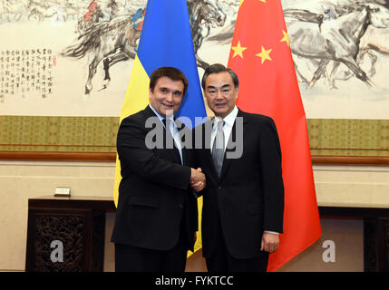 Beijing, Chine. Apr 27, 2016. Le Ministre chinois des affaires étrangères Wang Yi (à droite) rencontre son homologue ukrainien Pavlo Klimkin à Beijing, capitale de Chine, le 27 avril 2016. © Zhang Ling/Xinhua/Alamy Live News Banque D'Images