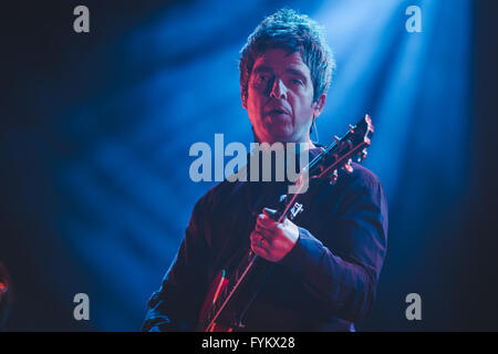 Leeds, UK. 27 avril, 2016. Noel Gallagher en prestation au Leeds Arena avec son groupe, "Noel Gallagher's High Flying Birds', sur leur tournée BRITANNIQUE 2016 Credit : Myles Wright/ZUMA/Alamy Fil Live News Banque D'Images