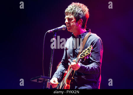 Leeds, UK. 27 avril, 2016. Noel Gallagher en prestation au Leeds Arena avec son groupe, "Noel Gallagher's High Flying Birds', sur leur tournée BRITANNIQUE 2016 Credit : Myles Wright/ZUMA/Alamy Fil Live News Banque D'Images