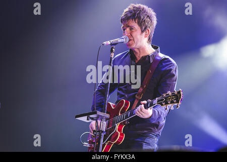 Leeds, UK. 27 avril, 2016. Noel Gallagher en prestation au Leeds Arena avec son groupe, "Noel Gallagher's High Flying Birds', sur leur tournée BRITANNIQUE 2016 Credit : Myles Wright/ZUMA/Alamy Fil Live News Banque D'Images