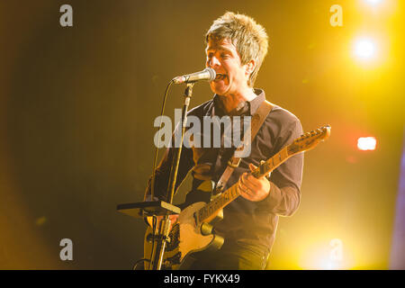 Leeds, UK. 27 avril, 2016. Noel Gallagher en prestation au Leeds Arena avec son groupe, "Noel Gallagher's High Flying Birds', sur leur tournée BRITANNIQUE 2016 Credit : Myles Wright/ZUMA/Alamy Fil Live News Banque D'Images