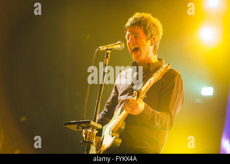 Leeds, UK. 27 avril, 2016. Noel Gallagher en prestation au Leeds Arena avec son groupe, "Noel Gallagher's High Flying Birds', sur leur tournée BRITANNIQUE 2016 Credit : Myles Wright/ZUMA/Alamy Fil Live News Banque D'Images